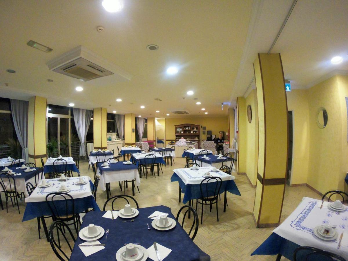 Hotel Half Moon Airport Restaurant ริมินี ภายนอก รูปภาพ